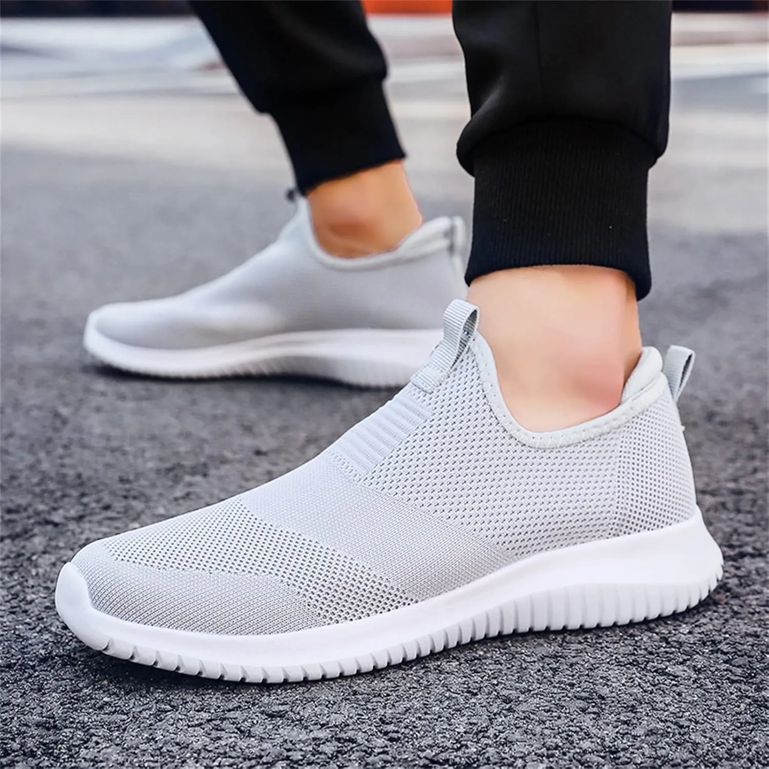 Fashion Spring and Summer Men Sports Shoes Flat Bottom Lightweight Fly Woven Mesh Breathable Slip Men's Sneaker