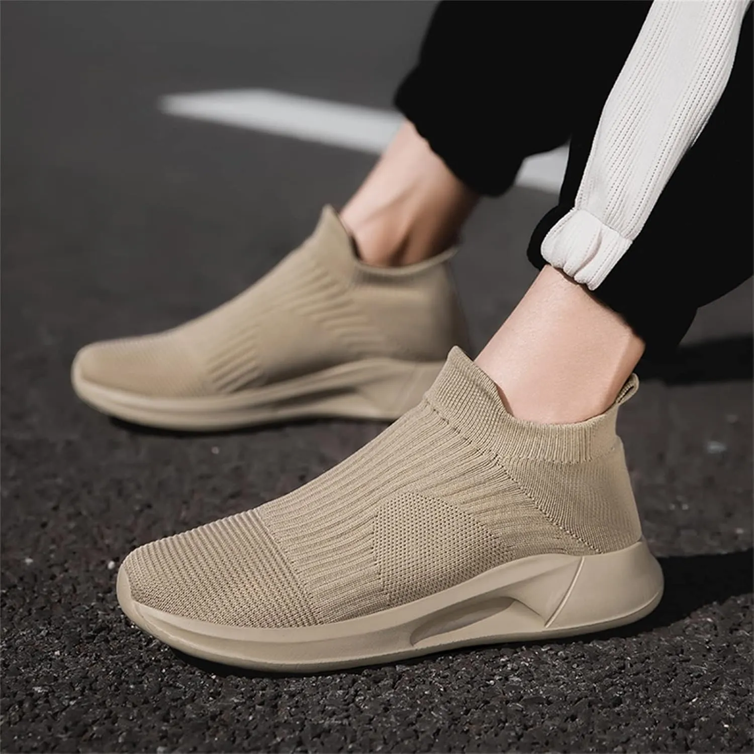 Fashion Spring and Summer Men Sports Shoes Flat Bottom Lightweight Slip On Fly Woven Mesh Mens Sneaker Socks No Show