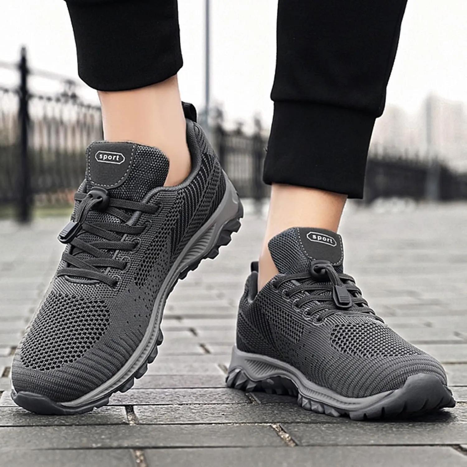 Fashion Summer and Casual Men Sports Shoes Non Slip Mesh Breathable Solid Color Mens Sneaker Socks